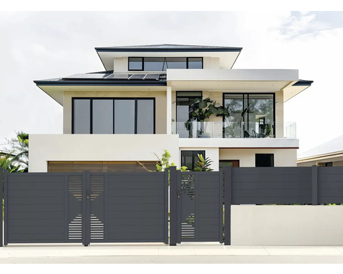 Moderný dom s hliníkovým plotom a bránou