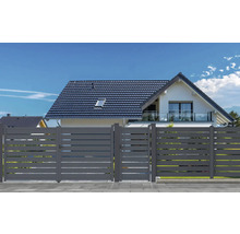 Moderný pohľad na dom so sivým plotom