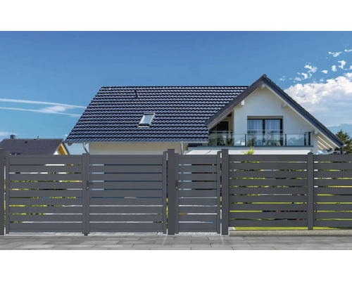 Moderný pohľad na dom so sivým plotom