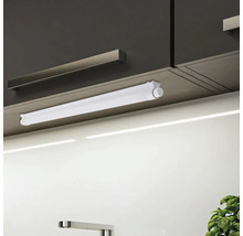 Kuchynská scéna s podhľadovým svetlom na osvetlenie pracovnej plochy