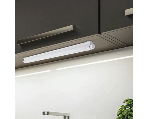 Kuchynská scéna s podhľadovým svetlom na osvetlenie pracovnej plochy