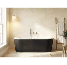 Kúpeľňa s voľne stojacou vaňou, rebríkom na uteráky a oknom pre denné svetlo