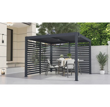 Štvorcový pavilón s lamelovými stenami a záhradným nábytkom na terase