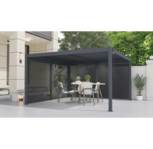 Zastrešená terasa s nábytkom a roletou ako ochranou súkromia