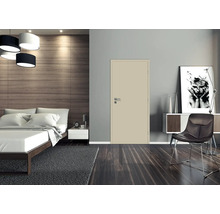 Spálňa s posteľou, kobercom, nočným stolíkom, lampou, komodou, stoličkou, dverami a dekoráciou.