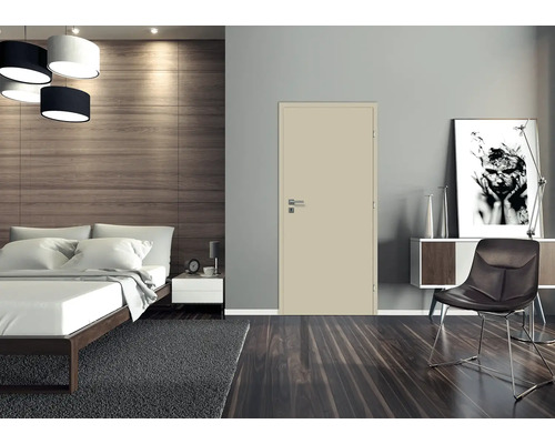 Spálňa s posteľou, kobercom, nočným stolíkom, lampou, komodou, stoličkou, dverami a dekoráciou.