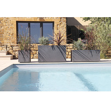 Tri osadené kvetináče rôznych veľkostí vedľa bazéna.