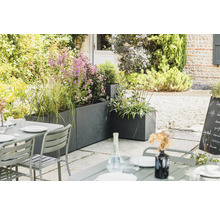 Vonkajší priestor s kvetináčmi a záhradným stolom na terase