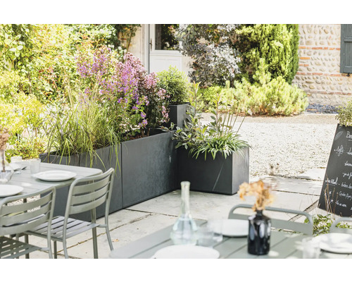 Vonkajší priestor s kvetináčmi a záhradným stolom na terase