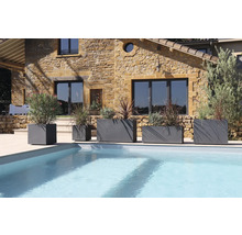 Scéna s niekoľkými sivými kvetináčmi rôznych veľkostí vedľa bazéna.