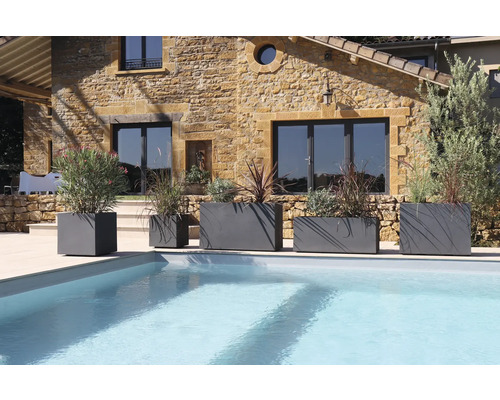 Scéna s niekoľkými sivými kvetináčmi rôznych veľkostí vedľa bazéna.