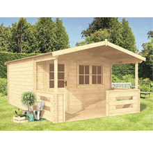 Drevený záhradný domček s verandou, dverami a oknom v záhrade