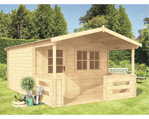 Drevený záhradný domček s verandou, dverami a oknom v záhrade