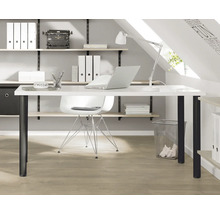 Pracovňa so stolom, stoličkou, policami a kancelárskymi potrebami