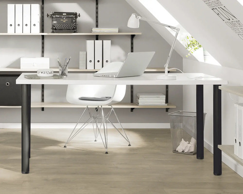 Pracovňa so stolom, stoličkou, policami a kancelárskymi potrebami