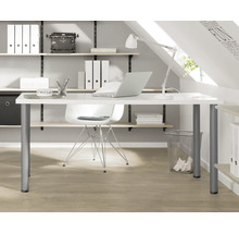 Pracovňa s bielym písacím stolom, kancelárskou stoličkou, regálovým systémom a stolnou lampou