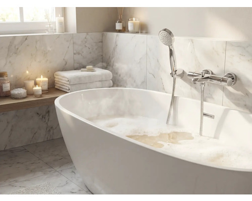 Kúpeľňa s voľne stojacou vaňou, ručnou sprchou a mramorovými obkladmi