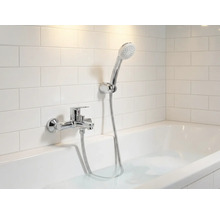 Kúpeľňa s vaňou, batériou a ručnou sprchou pred obkladačkami