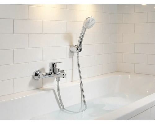 Kúpeľňa s vaňou, batériou a ručnou sprchou pred obkladačkami