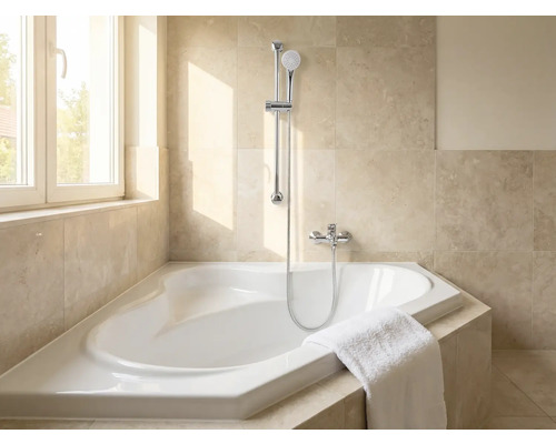 Kúpeľňa s rohovou vaňou, sprchovou hlavicou a uterákom