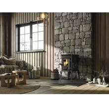 Obývacia izba s pohovkou, stolom, oknom a krbom s kamennou stenou