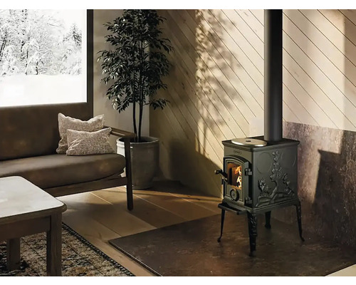 Obývacia izba s pohovkou, stolom a čiernymi kachľami na drevo s dymovodom