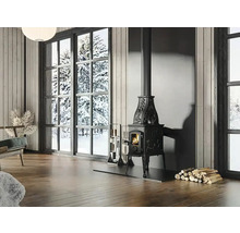 Obývacia izba s krbovými kachľami, palivovým drevom a oknom so zimnou krajinou