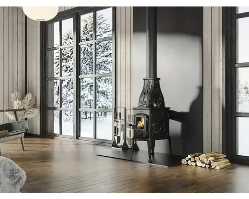 Obývacia izba s krbovými kachľami, palivovým drevom a oknom so zimnou krajinou