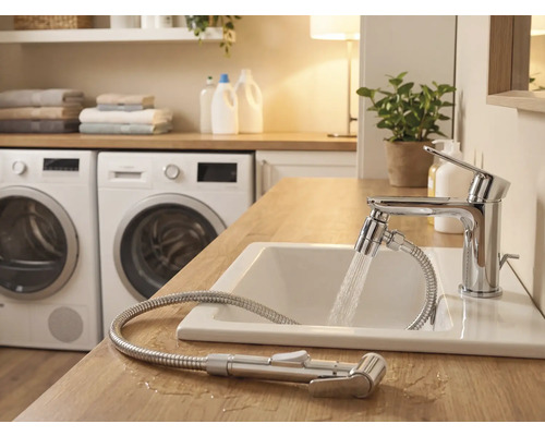 Svetlá kúpeľňa s umývadlom, batériou so sprchovou hadicou a práčkami