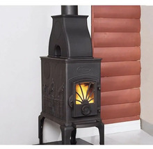 Čierne kachle na drevo s ozdobami a horiacim ohňom