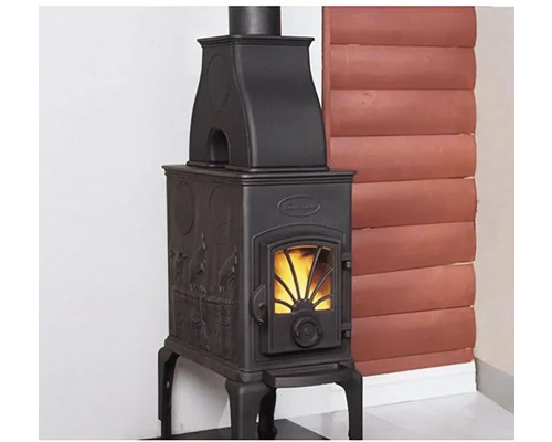 Čierne kachle na drevo s ozdobami a horiacim ohňom