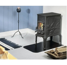 Kachle na drevo z liatiny s dekoráciou, svietnik a kôš na drevo v obývacej izbe