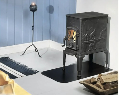 Kachle na drevo z liatiny s dekoráciou, svietnik a kôš na drevo v obývacej izbe