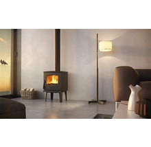 Krbové kachle s košom na drevo a stojacou lampou v obývacej izbe