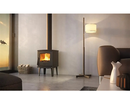 Krbové kachle s košom na drevo a stojacou lampou v obývacej izbe