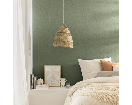 Spálňa s posteľou, nočným stolíkom, lampou a zelenou nástennou tapetou