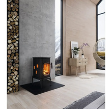 Obývacia izba s kachľami na drevo, stoh dreva, komoda a závesné kreslo