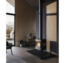 Obývacia izba s kachľami, nábytkom a oknom s výhľadom