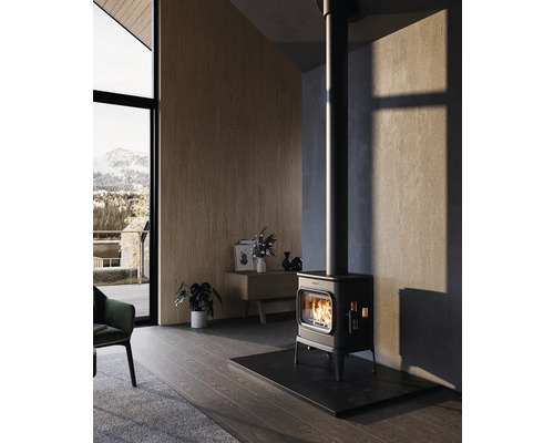 Obývacia izba s kachľami, nábytkom a oknom s výhľadom