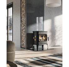 Obývacia izba s kachľami, skladom dreva a kobercom