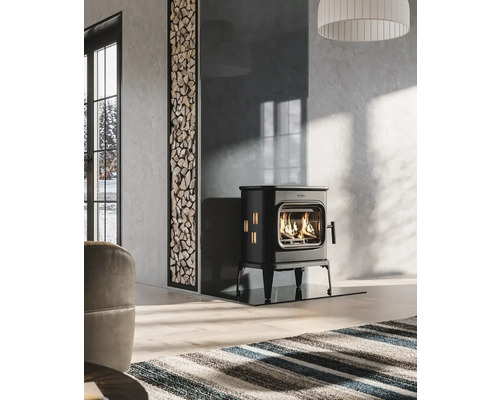 Obývacia izba s kachľami, skladom dreva a kobercom