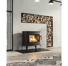 Krbové kachle v obývacej izbe s úložným priestorom na drevo na stene