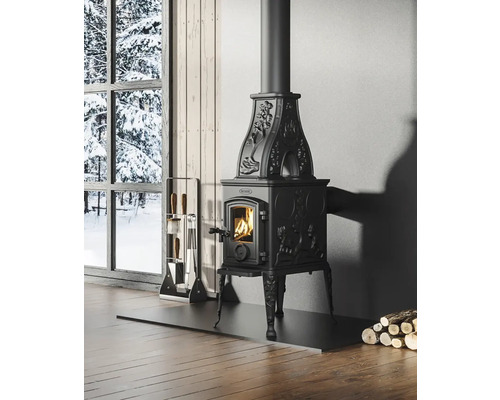 Čierna pec v miestnosti s krbovým náradím a polenami