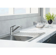 Kuchynská drezová batéria z kovu vo svetlej kuchyni s umývadlom