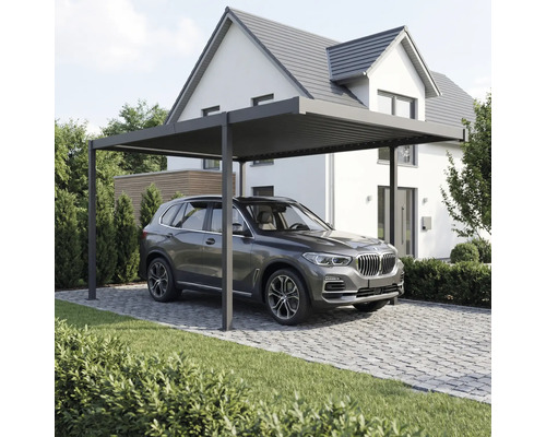 Prístrešok pre auto s autom pred domom.