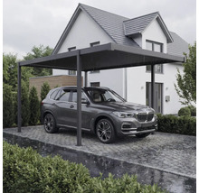 Sivé auto pod prístreškom pre auto pred domom