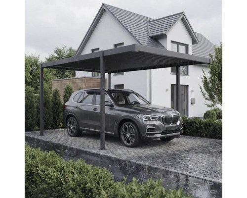 Sivé auto pod prístreškom pre auto pred domom