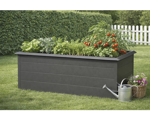 Vyvýšený záhon so šalátom, bylinkami a rastlinami paradajok, kanva a košík s kvetmi na trávniku