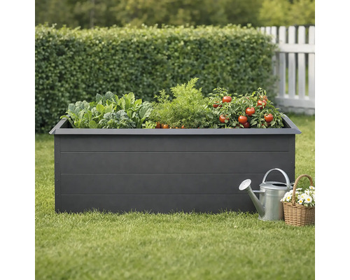 Vyvýšený záhon so zeleninou, krhlou a košíkom s kvetmi v záhrade.