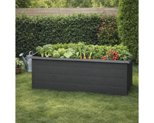 Drevený vyvýšený záhon osadený zeleninou v záhrade